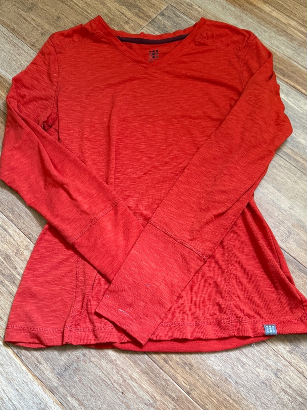 Title Nine Matahari v-neck long sleeve shirt, Size Medium